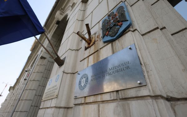 Ministerul Mediului în alertă: Cosmopolis, sesizat penal pentru poluarea lacului Crețuleasca