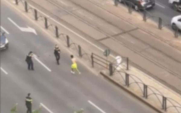 FOCURI pe stradă în București, tânăr suspectat că și-a înjunghiat tatăl