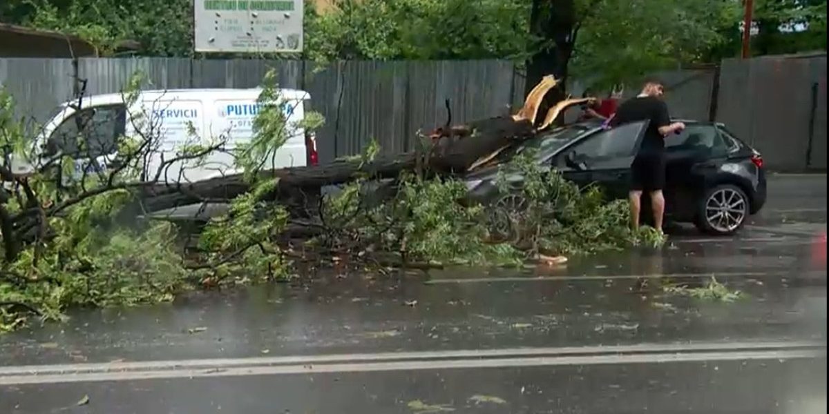 Furtună MAXIMĂ în București. Alertă RO-Alert, un mort în Ilfov