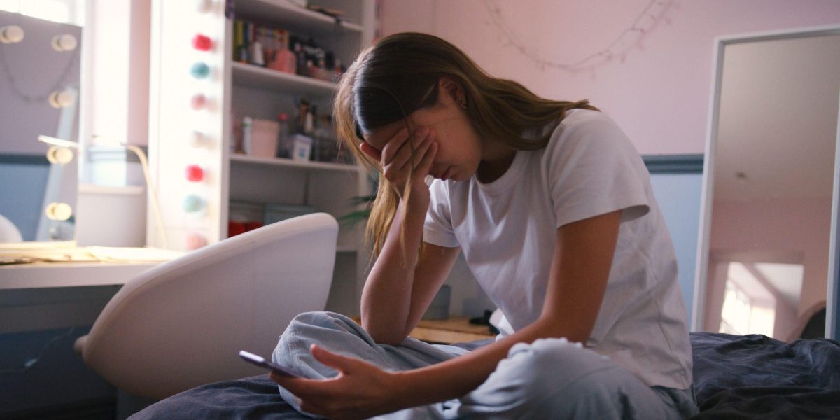 Adolescenții și depresia: Cât timp pe rețelele sociale e periculos