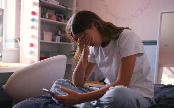 Adolescenții și depresia: Cât timp pe rețelele sociale e periculos