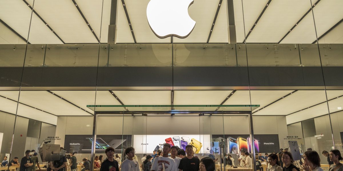 Apple scumpește iPhone-ul pliabil din toamnă. Cât va costa