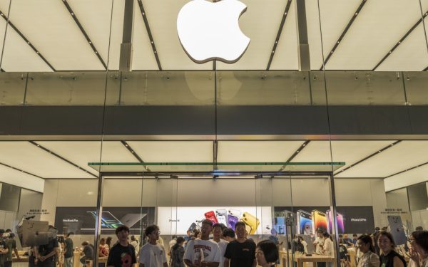 Apple scumpește iPhone-ul pliabil din toamnă. Cât va costa