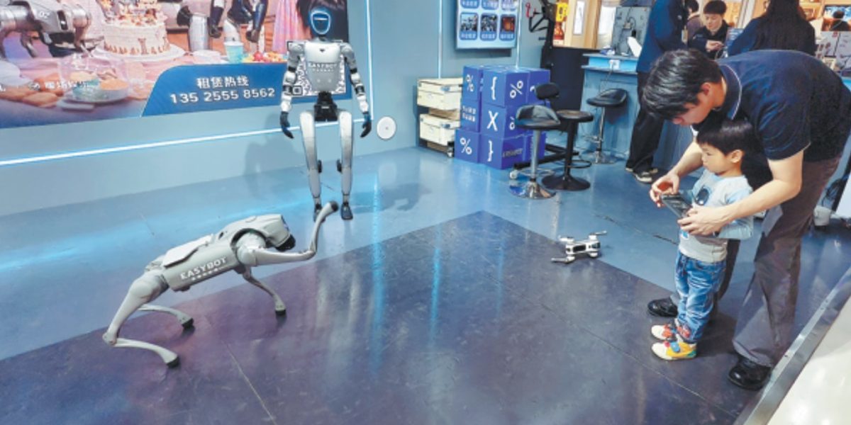 China: Roboți umani, închiriați zilnic, fac furori