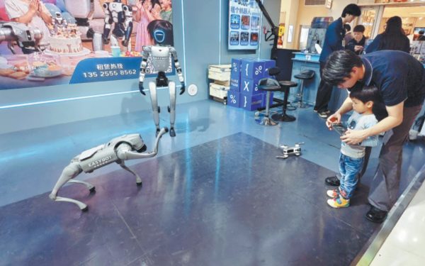 China: Roboți umani, închiriați zilnic, fac furori