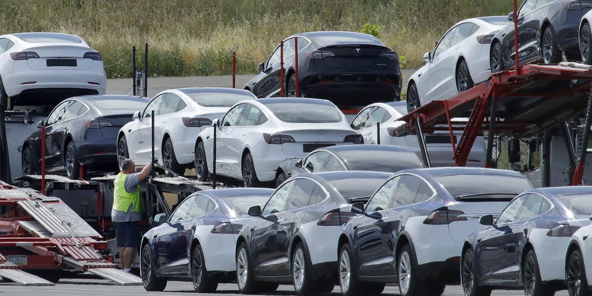 Tesla, acuzată de înșelăciune în Europa privind șofatul autonom