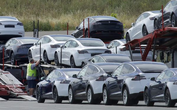 Tesla, acuzată de înșelăciune în Europa privind șofatul autonom