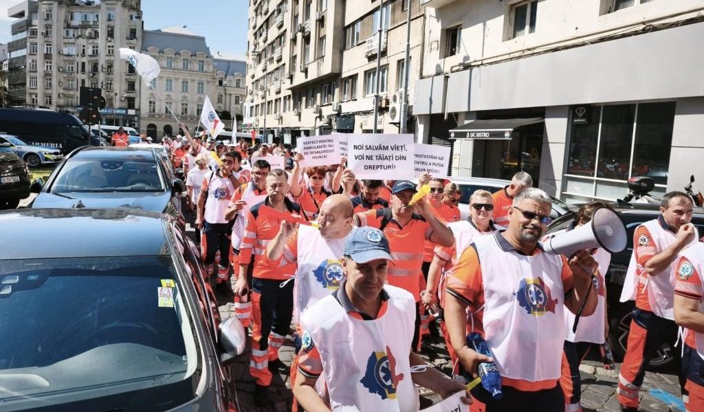 Ambulanțieri în stradă contra legii salarizării