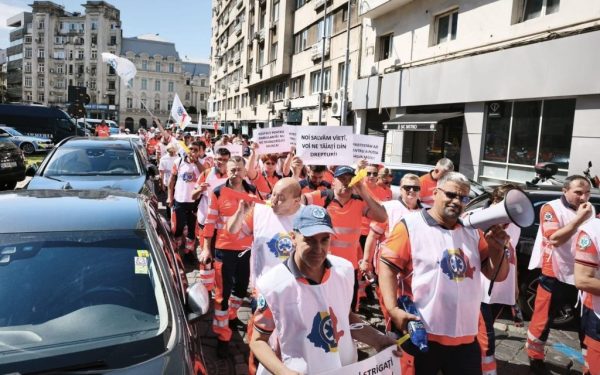 Ambulanțieri în stradă contra legii salarizării