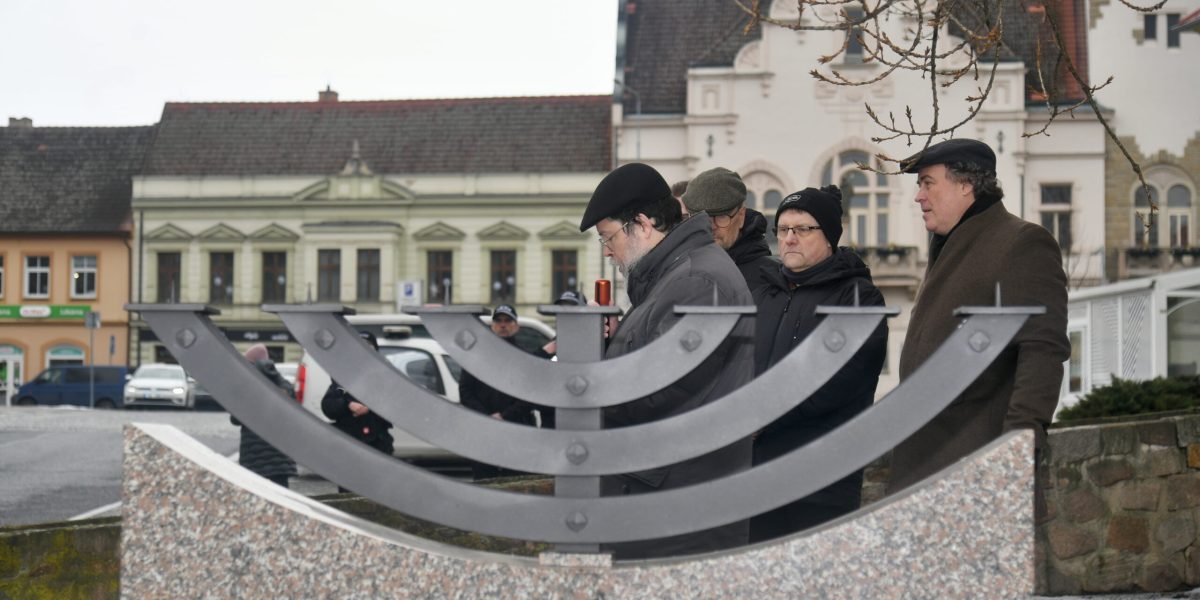 Români cu teamă de evrei: 40% cred în teorii conspiraționiste