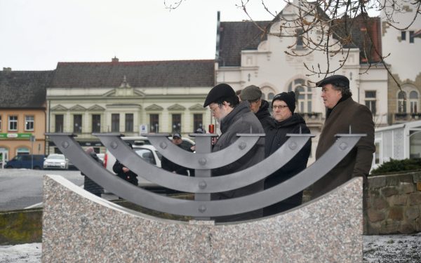 Români cu teamă de evrei: 40% cred în teorii conspiraționiste
