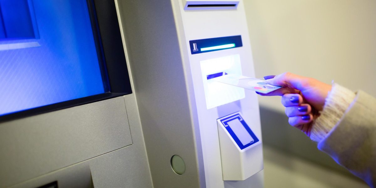 Bitcoin, escrocherie ASF: Doi tineri reținuți, femeie prădată de 287.000 lei