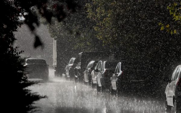 București sub cod galben: Ploi torențiale și furtuni anunțate