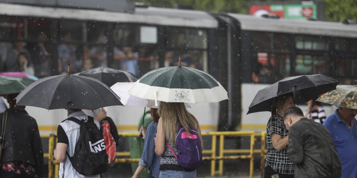 București sub COD GALBEN: Ploi torențiale și furtuni la orizont