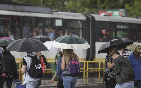 București sub COD GALBEN: Ploi torențiale și furtuni la orizont