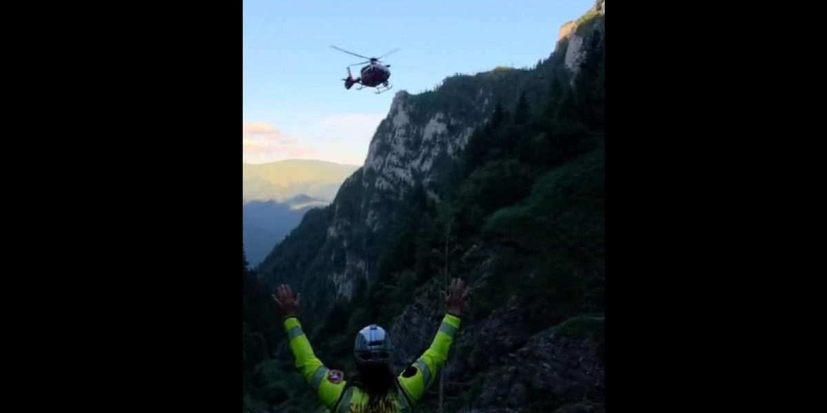 Elicopter în acțiune: Turiști salvați dintr-un traseu periculos din Bucegi