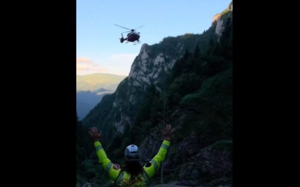 Elicopter în acțiune: Turiști salvați dintr-un traseu periculos din Bucegi