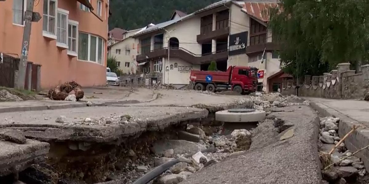 Viitura a distrus Bușteniul. Primăria: Ajutor pentru sinistrați