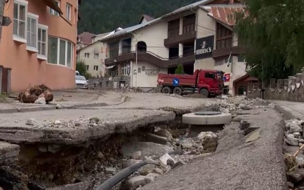 Viitura a distrus Bușteniul. Primăria: Ajutor pentru sinistrați