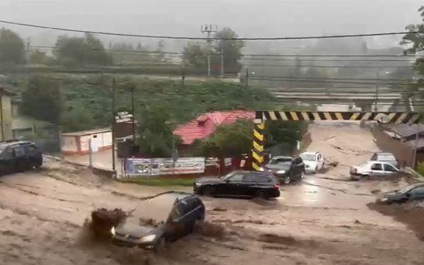 Bușteni sub ape. Viitură din Bucegi, oameni și mașini luați, o femeie grav.