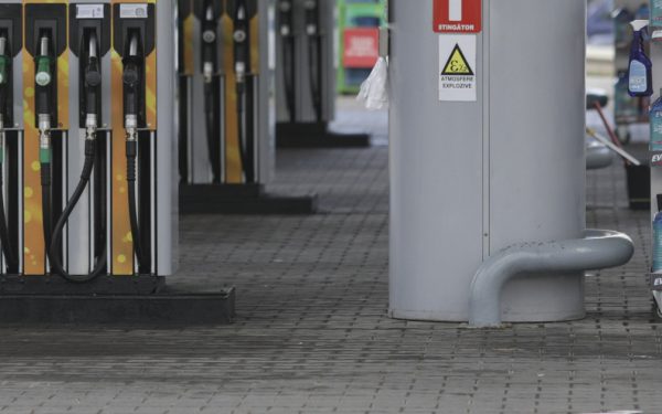 Prețurile în stațiile de alimentare se mențin ridicate. Unde se găsesc cei mai ieftini carburanți