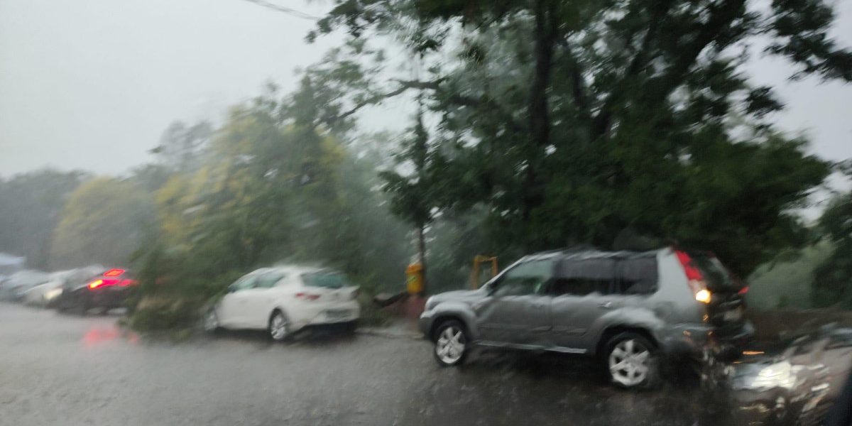 Cod portocaliu furtună: București sub ALERTĂ maximă de ploi