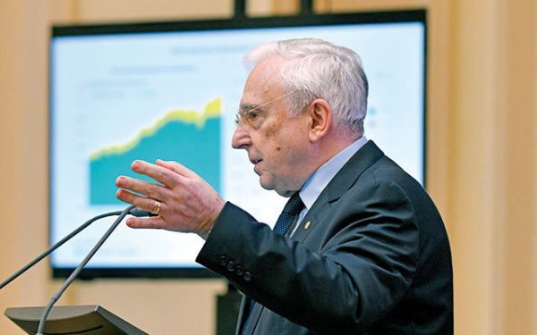 Isărescu: Dobânzile scad la început de 2027, economie stabilă, fără recesiune.
