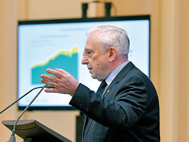 Isărescu: Dobânzile scad la început de 2027, economie stabilă, fără recesiune.