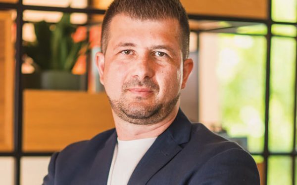 AI Vizează Firmele: Atacuri Masive, Micile Afaceri, Cele Mai Expuse