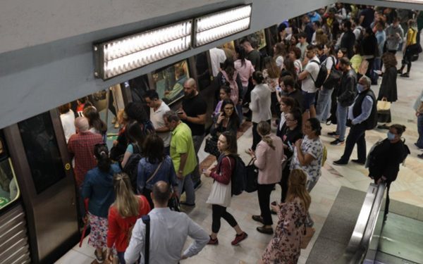 Metrou Grivița, blocat. Haos la metrou vineri dimineață