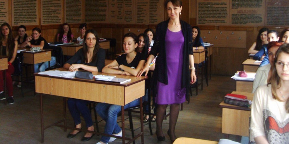 Profesori în fața AI: Harvard instruiește 100 de dascăli români