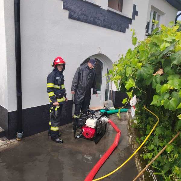 Borșa sub asediu: Pompierii intervin după furtuna din Maramureș