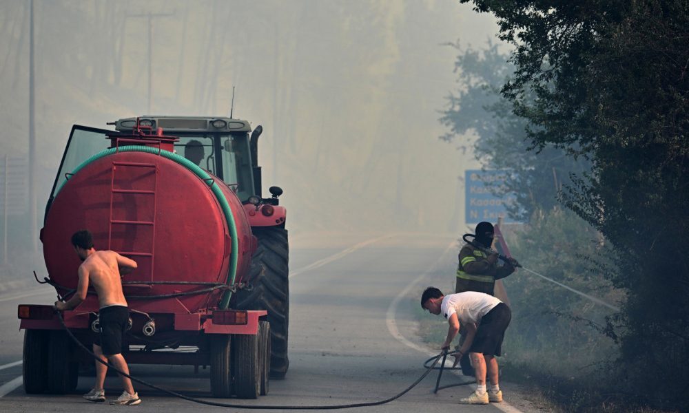 Incendiu Siviri: Evacuare pe mare, sute de sinistrați