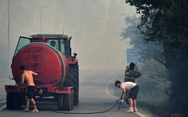 Incendiu Siviri: Evacuare pe mare, sute de sinistrați