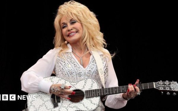 Dolly Parton, legenda country, s-a stins din viață la 80 de ani
