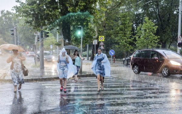 Vara se termină: furtună și grindină alungă căldura