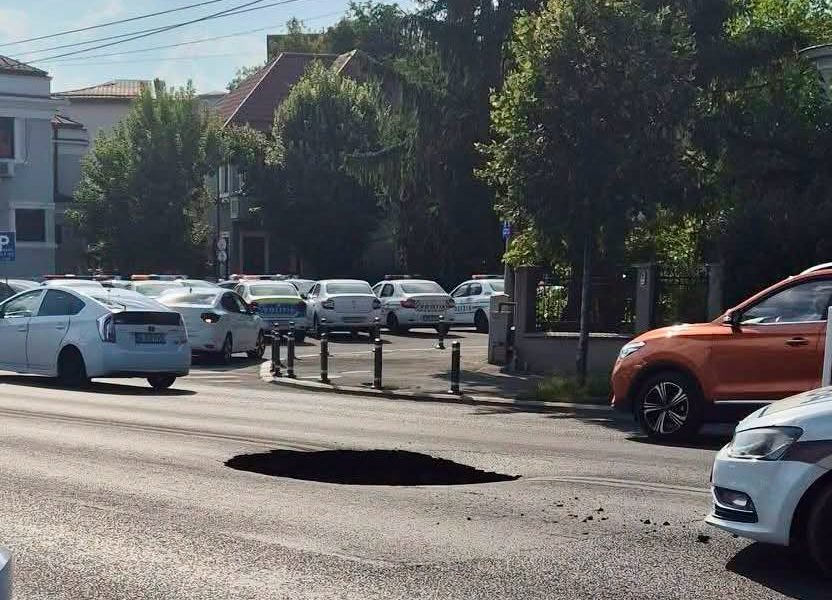 Surpare Eroilor: Blocaj în trafic pentru reparații Apa Nova