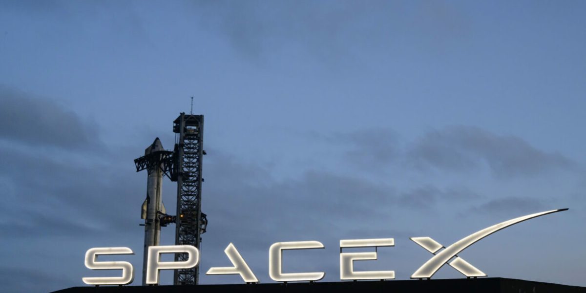 Musk vrea fabrică de sateliți pe Lună