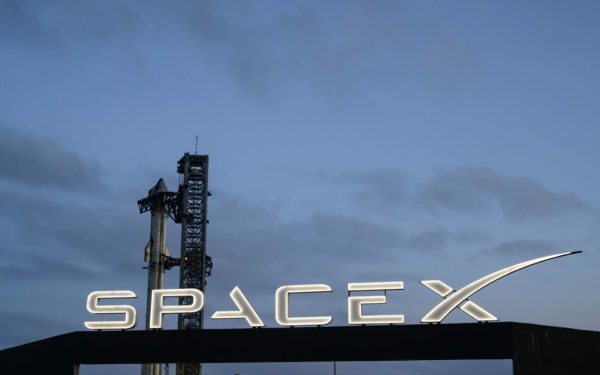 Musk vrea fabrică de sateliți pe Lună