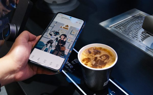 China taie din rădăcini roboții AI, mii de parteneri virtuali, dispăruți
