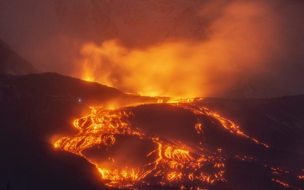 Etna blochează Catania: Zboruri anulate, MAE anunță