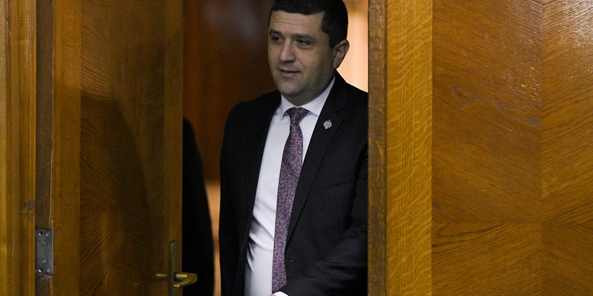 Premierul Stă, Miniștrii Se Rotesc: Planul Miruță