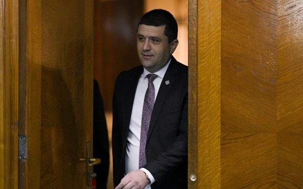 Premierul Stă, Miniștrii Se Rotesc: Planul Miruță