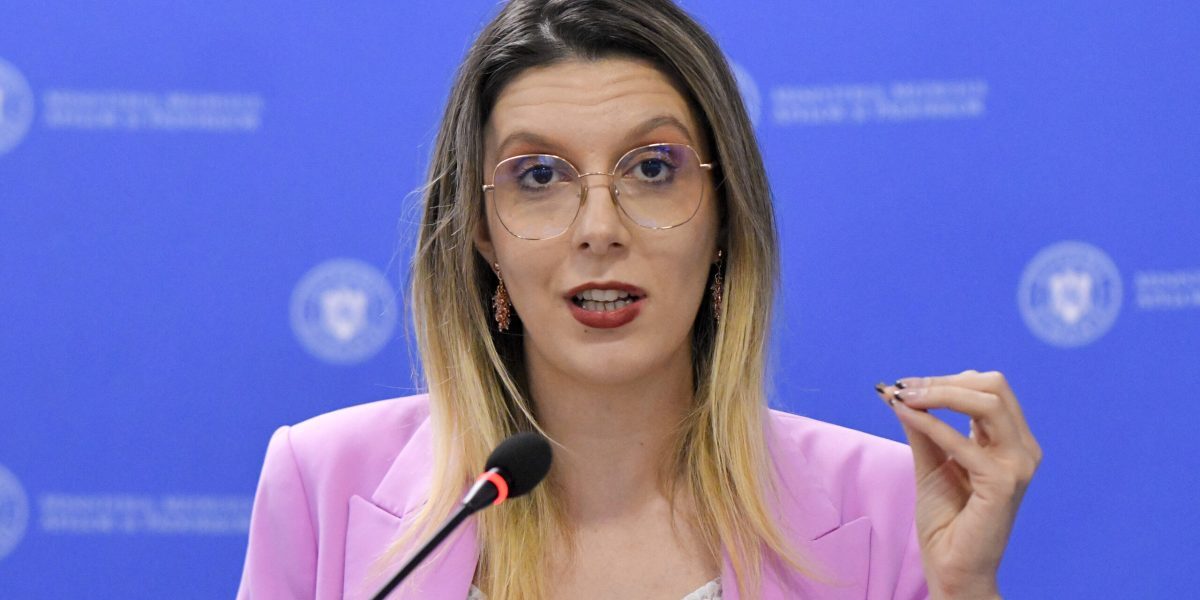Buzoianu: Social media amenință democrația, cer reguli stricte