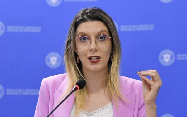 Buzoianu: Social media amenință democrația, cer reguli stricte