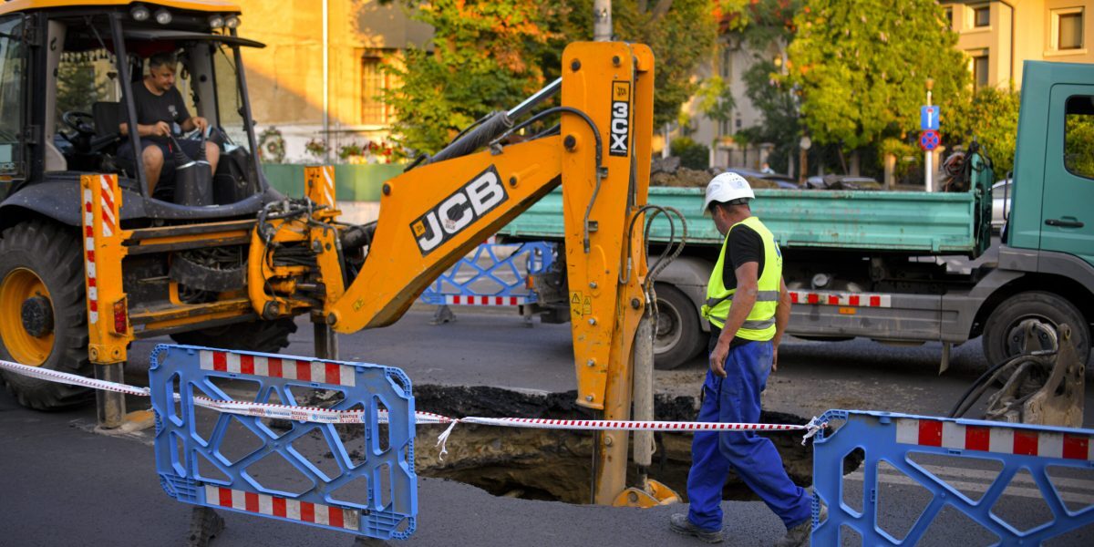 Groapă uriașă pe Bulevardul Eroilor din București