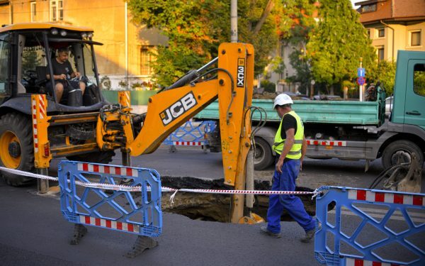 Groapă uriașă pe Bulevardul Eroilor din București