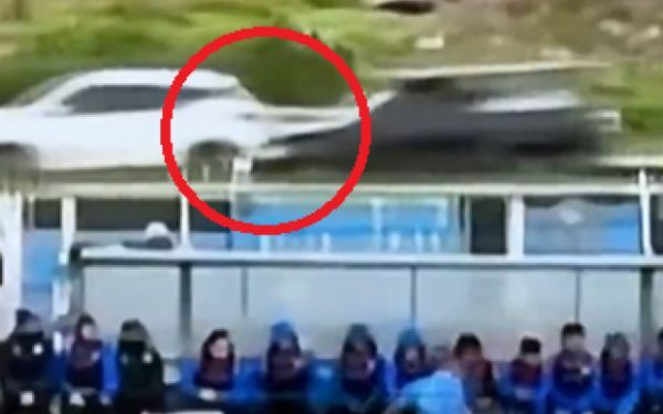 Nemaiîntâlnit: accident rutier provocat de un meci de fotbal. ”Trebuie arestat pe loc”: imaginile au făcut înconjurul lumii