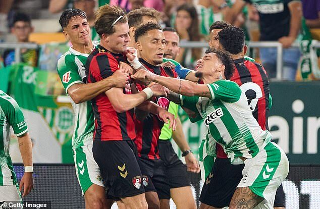 Antony, eliminat. Furie pe teren între Bournemouth și Real Betis