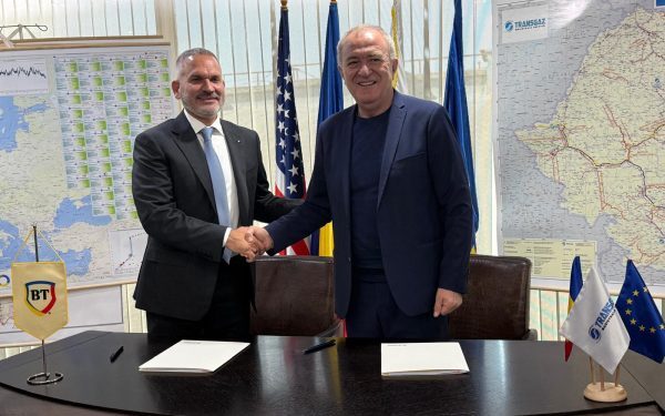 Foto: Ömer Tetik (stânga), director general, Banca Transilvania, şi Ion Sterian, CEO, Transgaz